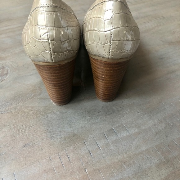 Bandolino taupe, croc print loafer heels. 7 1/2 - Picture 3 of 4